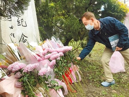 太平輪海難72周年,基隆市府與罹難家屬27日至紀念碑悼念。(陳彩玲攝)