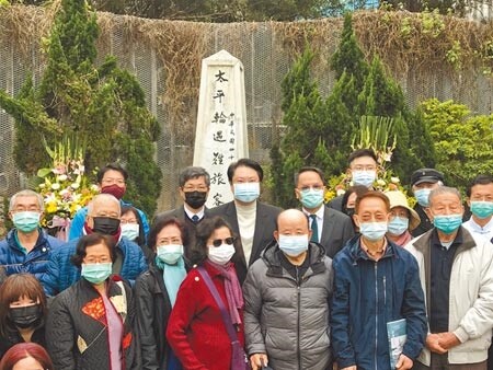 太平輪海難72周年,基隆市府與罹難家屬27日至紀念碑悼念。(陳彩玲攝)