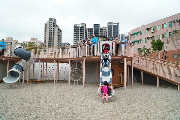 新竹縣政府在國際AI智慧園區北側規畫2公頃的公園,設置7大種類遊具設施。記者陳斯穎/攝影