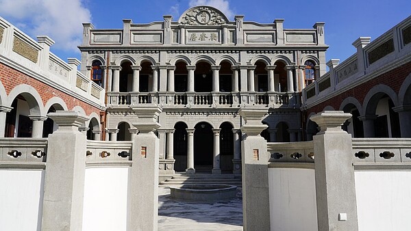 「聚奎居」是1930年間烏日地區豪華宅邸，已公告指定為市定古蹟，原已成斷垣殘壁，修復後煥然一新。圖／台中市文化局提供