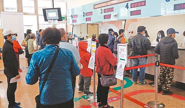 春節將至，持慢箋病人可提前於明天開始領藥。聯合報系資料照