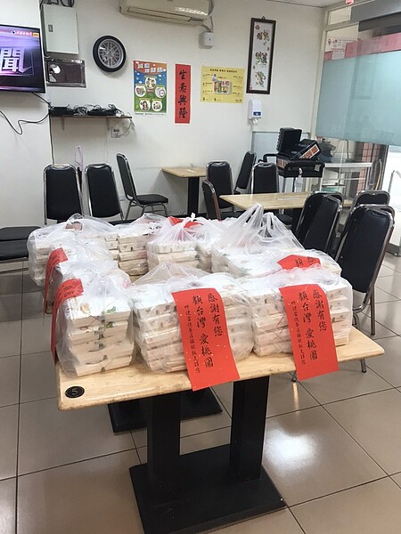 呷便當快餐店送250份便當到部桃。記者張裕珍/翻攝