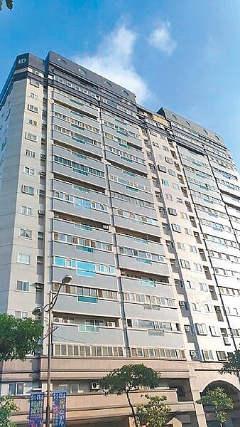 宏國中壢新城自主更新獲補助,工程完工外觀煥然一新也更安全。(都市發展局提供/呂筱蟬桃園傳真)