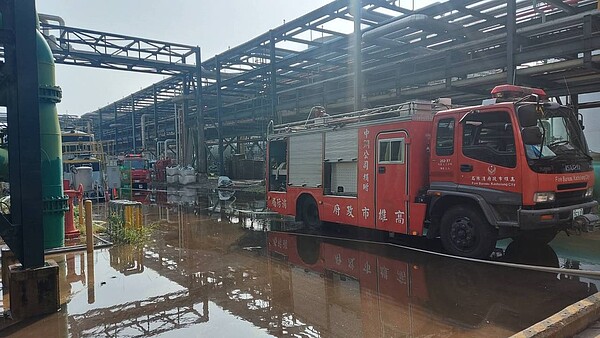 高雄林園工業區信昌化工27日早發生跳電停車化學物質洩漏。圖/高雄市環保局提供