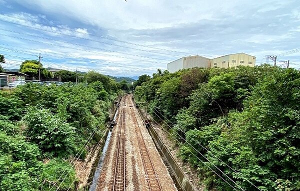 台鐵鳳鳴臨時車站工程進度30％，預計2024年11月完工啟用。示意圖／google map
