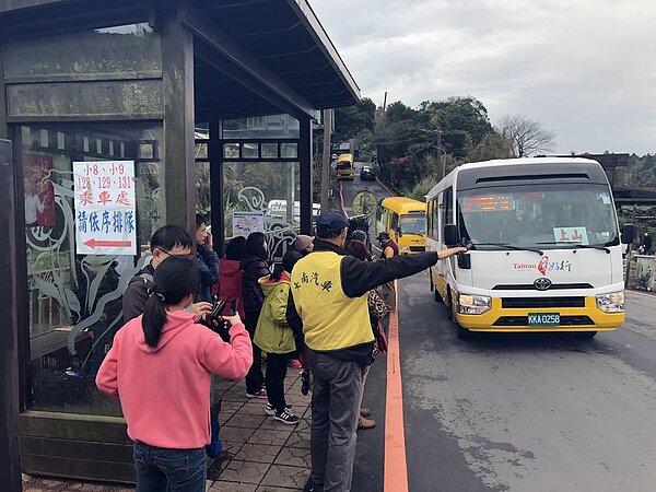 北市府協調業者開3線花季專車,民眾可上陽明山賞花。圖/交通局提供