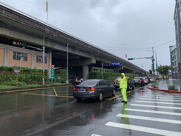交通局與交通大隊將於春節期間加強疏導車輛。圖/交通局提供