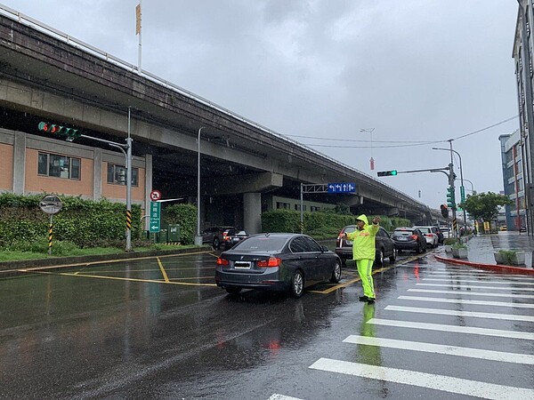 交通局與交通大隊將於春節期間加強疏導車輛。圖／交通局提供