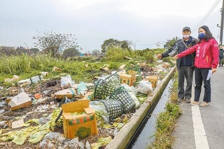 麻園里長許榮生（左）和市民代表蔡雅鍹（右）會勘麻園8街農地傾倒廢棄物的情形。（羅浚濱攝）