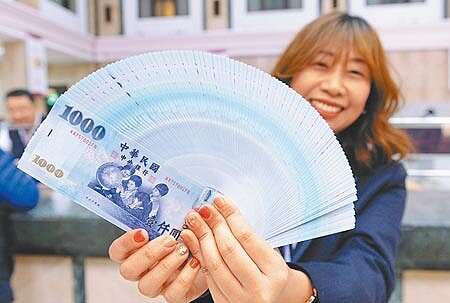 蘇揆昨拍板調度714億元予地方,全國公務員2月2日可領到薪資及年終獎金。(本報資料照片)