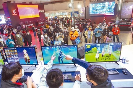 台北電玩展今年總計300家廠商、30個國家參展，而現場則有80家廠商參展，同時為了分流，在現場展出了百款遊戲以外，在網路上也有百款供線上體驗。（鄧博仁攝）