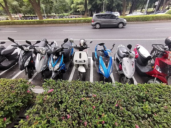 高雄市交通局試辦70、80、100公分不同寬度車格,發現70公分最不易發生擠停。圖/高雄市交通局提供