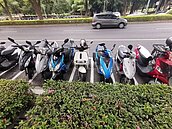 避免擠停　高市建議機車格修法　縮至70公分