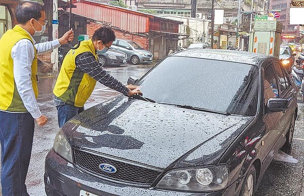 宜蘭有民眾違反居家檢疫規定挨罰卻拖延繳款,行政執行官緊迫盯人。(行政執行署宜蘭分署提供/胡健森宜蘭傳真)