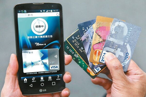 Visa調查，信用卡與簽帳金融卡首度超越現金成為民眾最常使用支付方式，七成六的台灣民眾可過一天以上的非現金生活。本報資料照片