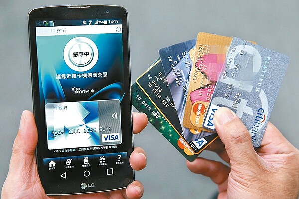 Visa調查,信用卡與簽帳金融卡首度超越現金成為民眾最常使用支付方式,七成六的台灣民眾可過一天以上的非現金生活。本報資料照片