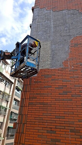 新北市工務局提醒民眾氣溫溫差大易有建築磁磚剝落現象，回家或出門需多留意。圖／新北市工務局提供