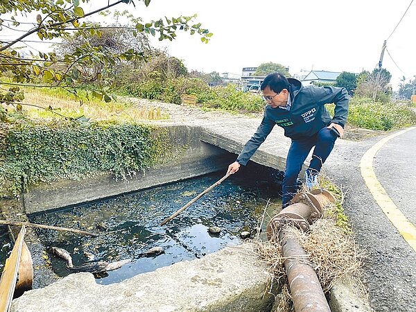 有民眾向市議員曾資程陳情，表示因停灌導致大圳無水，讓家庭汙水現蹤產生惡臭。（曾資程提供／邱立雅竹市傳真）