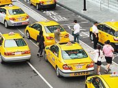 公車避車彎變臨停區　小黃搶占