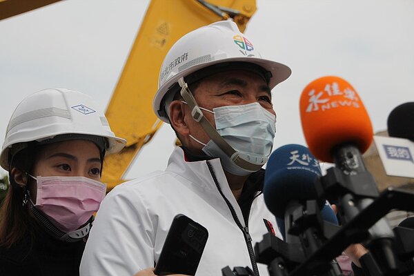 新北市長侯友宜表示,塭仔圳的改變象徵了新北市國門之都的轉變,政府拿出誠意溝通外,也將會拿出公權力魄力,讓重劃案在2030年能夠實現。記者鍾泓良/攝影