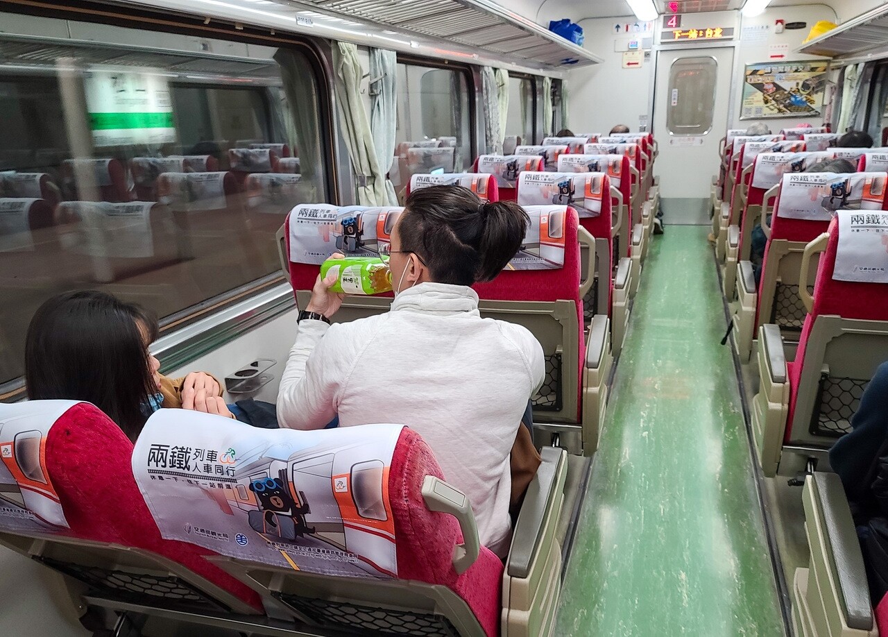 交通部宣布，二月一日起搭雙鐵與公路客運等，禁止車廂內飲食，圖為民眾拿著飲料準備搭台鐵。記者鄭超文／攝影