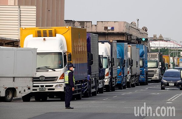 桃園機場去年貨運量創新高,今年一月正逢年關將近,下午大批貨車在貨運站外等候排隊入場,航警從下午一直到傍晚都在現場指揮交通維持秩序。記者鄭超文/攝影