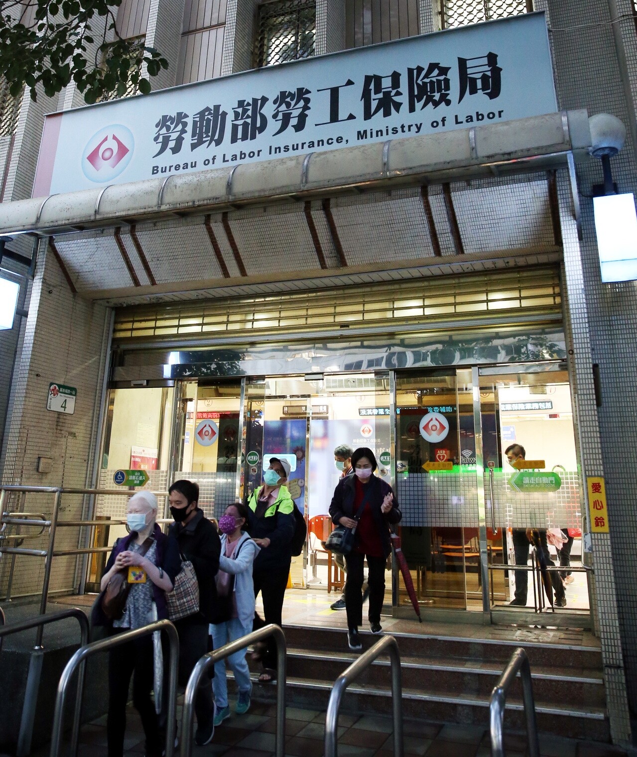 勞保局統計,2021年勞保紓困貸款總共有8萬4千多人申請。 報系資料照/記者侯永全攝影