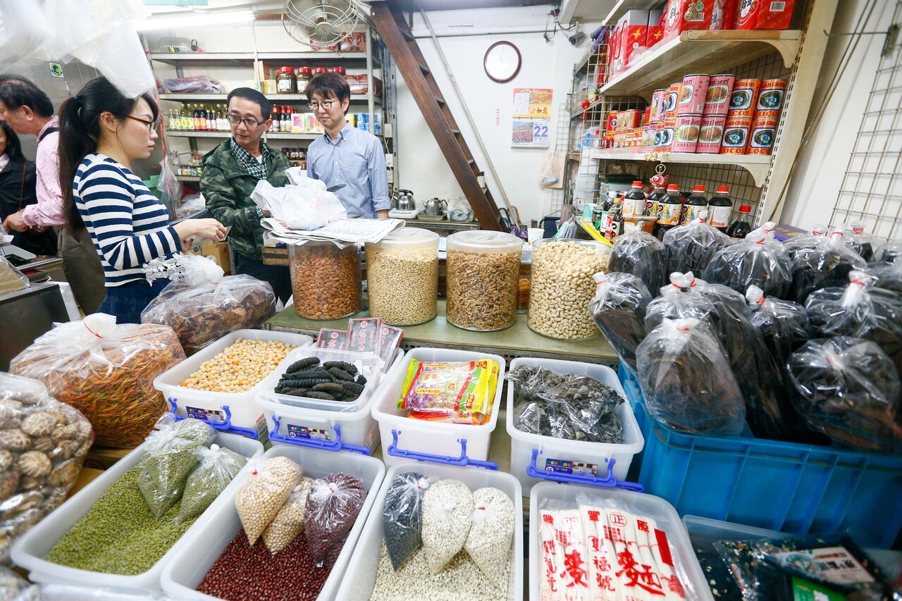 台中市今年3處主要年貨大街叫停，消費者轉往傳統市場、大賣場或上網購買瓜子、餅乾、糖果等南北貨。圖／聯合報資料照