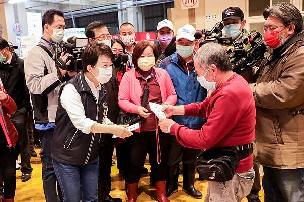 農曆年將至,台中市長盧秀燕昨天凌晨天未亮就到台中魚市場、果菜批發市場了解防疫情形,並關心魚貨及蔬果供銷,也向攤商拜早年。圖/台中市新聞局提供