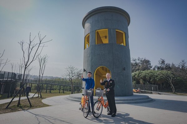 新竹市長林智堅、苗栗縣長徐耀昌一起騎單車體驗17公里自行車道風光。圖／新竹市政府提供