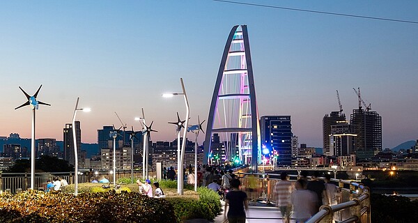 景緻佳且夜色優美的新月橋/海悅廣告提供