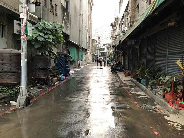 高雄市工務局已將八德二路舊戲院崩坍掉落巷道中的混凝土帷幕牆清除完畢。圖/高雄市工務局提供