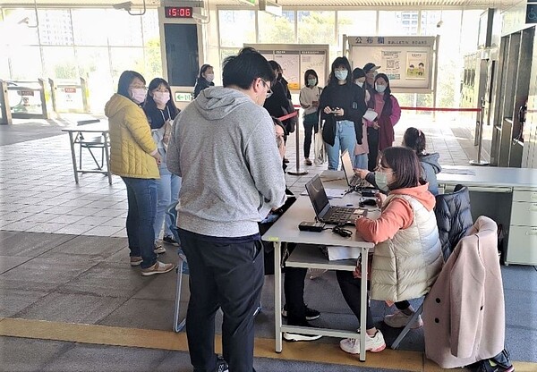 台中捷運公司表示，目前正在進行捷運綠線18輛列車，更換半永久聯結器新軸心安裝後的正線運轉測試，原本支援綁卡服務的車務人員，將陸續回歸原工作崗位進行車輛測試作業。圖／中捷提供