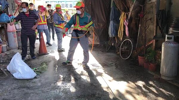 高雄出現今年首例漢他病毒,高雄市衛生局今早結合區里家戶一起進行環境大清消。記者王昭月/翻攝