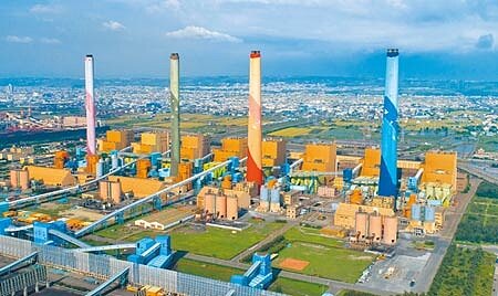 立法院通過「中火燃煤機組除役不拆除」決議,台中市長盧秀燕昨日抨擊,此為護航中火的版本;但立法院副院長蔡其昌重申盼一同解決僵局。(本報資料照片)