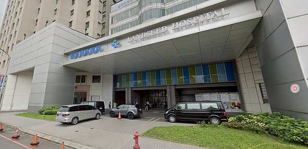 網上眾多網友紛紛猜測,疫情指揮中心口中的「平鎮某醫院」位置,同樣位在平鎮區的聯新國際醫院強調院內無人員受病毒感染。 圖/取自Google Maps