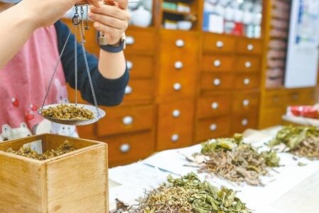 台中去年發生駭人聽聞的中醫診所鉛中毒事件，引發民眾恐慌，但半年過去，主管機關衛福部始終沒有落實全面稽查中藥販售業，並抽驗市售中藥。（中時資料照片）