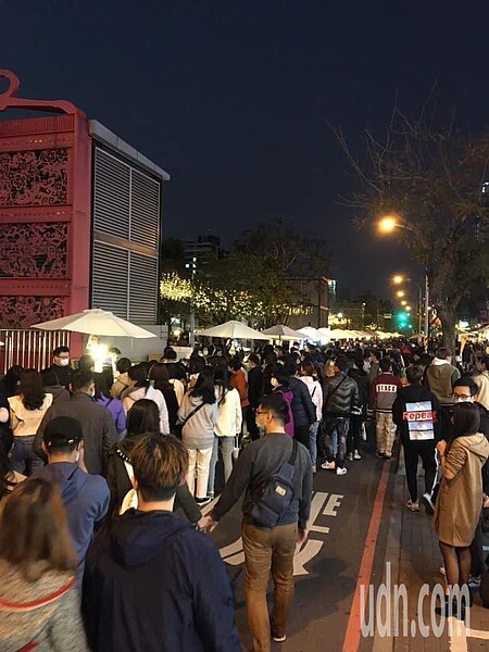 有網友到台南市長黃偉哲臉書貼出台南甜點節的照片,指人潮多難以落實防疫。圖/翻攝自黃偉哲臉書