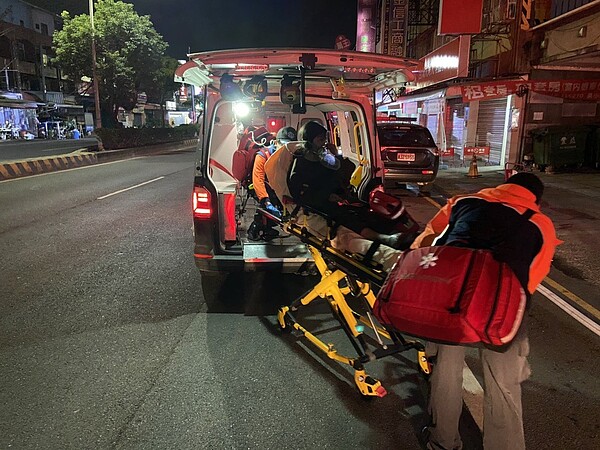 台南市永康區民宅清晨火警,消防人員破門救出三代4人送醫。記者吳淑玲/翻攝