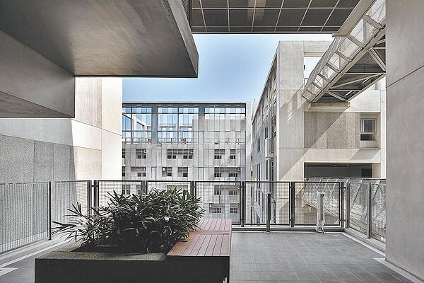 竹間聯合建築師事務所打造的台中太平育賢社會住宅,美感與親切性皆具。(中華民國全國建築師公會提供)