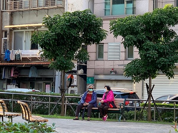 民炤里里民們都會到里內公園休息聊天。圖／郭思妏攝