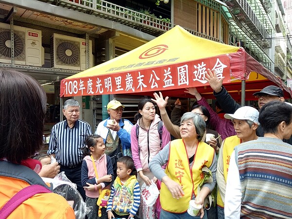 光明里舉辦的跳蚤市場活動，也是歲末的公益園遊會，吸引許多里民前往。圖／張惠銓提供