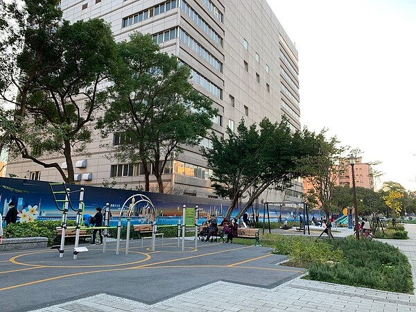 金杭公園整修後成為光明里內的居民喜愛的公園。圖/郭思妏攝