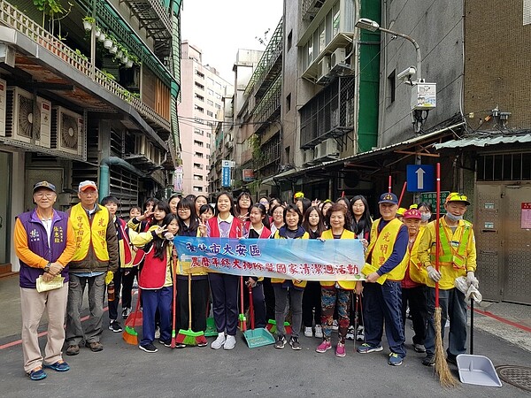 金甌女中與光明里合作，一同進行大掃除活動。圖／張惠銓提供