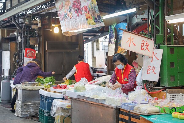 防疫、紓困雙軌並行，台中市政府宣布，公有市場攤商租金今年1至3月打9折。圖／台中市經發局提供