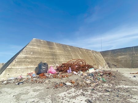台東富岡漁港近期被發現港區堤防髒亂不堪，不僅有垃圾、大型廢棄物等，還不時聞到尿騷味。（蔡旻妤攝）