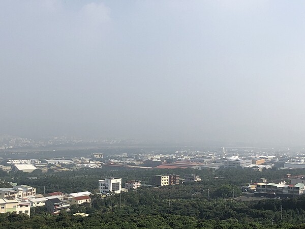 空汙嚴重,為監測南崗工業區空汙排放,南投縣環保局新設煙霧自動辨識功能監視器。記者江良誠/攝影