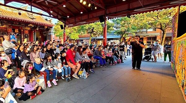 宜蘭傳藝園區宣布，從2月份起入園遊客必須全程戴口罩，而且停辦年節最受歡迎的跋杯（擲筊）比賽。圖／全聯善美的文化藝術基金會