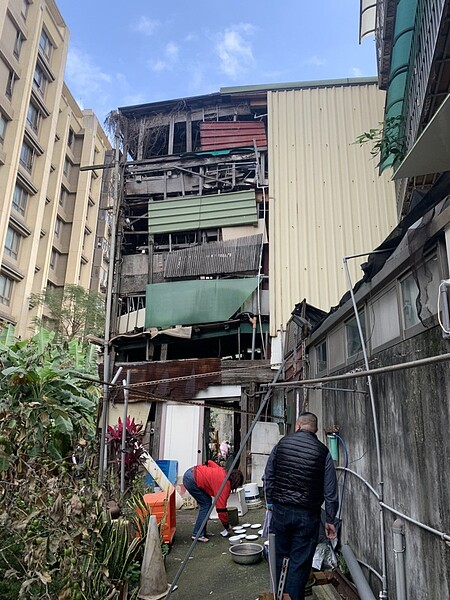 位於淡水中山北路一棟違建,其程度連新北拆除大隊都認為非常誇張。圖/新北市工務局提供