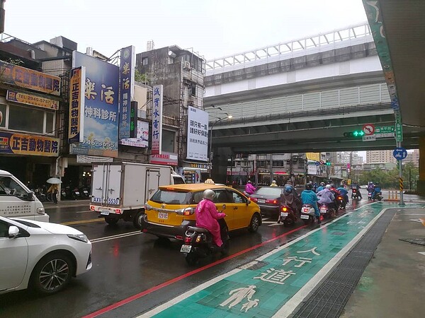 新北市中和區南勢角地區每到尖峰時刻經常塞車，市府擬闢東西聯外隧道。圖／立委江永昌服務處提供